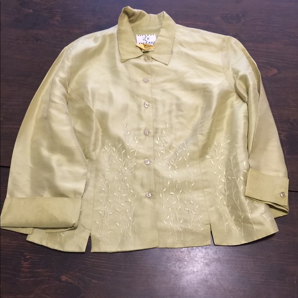 Lovely Lime Satin Floral Embroidery Summer  Top - Picture 4 of 10